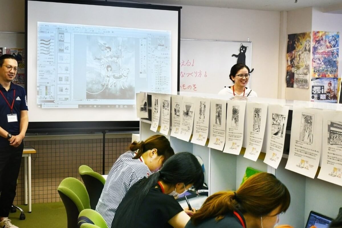 学生たちが実践業務としてマンガ作画アシスタントを経験している様子