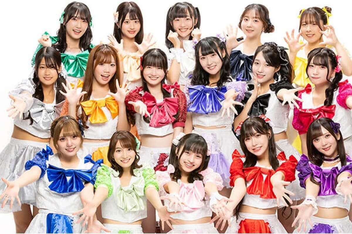 ファッションデザイン学科が服飾を手がけたアイドルグループ「dela」