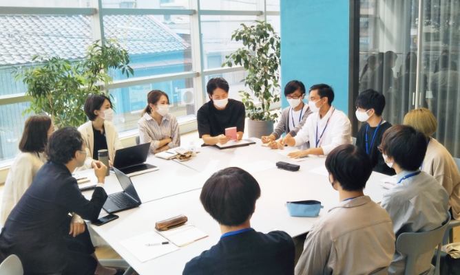 オリエンテーションで各企業から話を聞く生徒