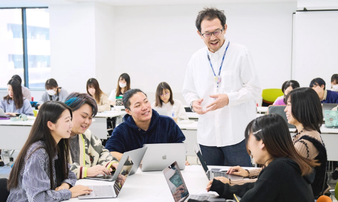 企画を考える生徒・講師の姿