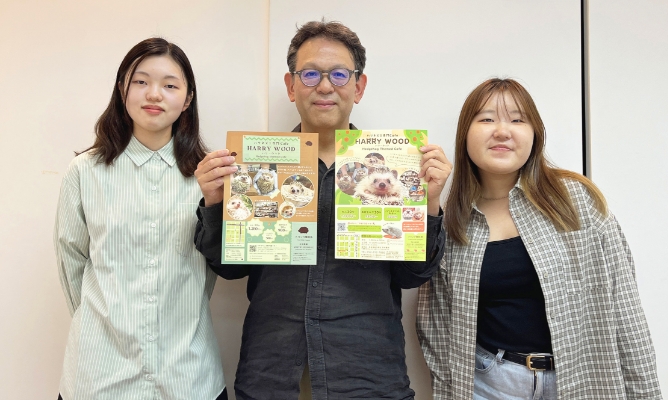 実際に完成した商品を持つ生徒