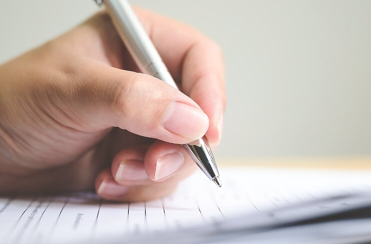 書類を記入する手元