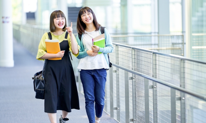 オープンキャンパスや説明会に参加する様子