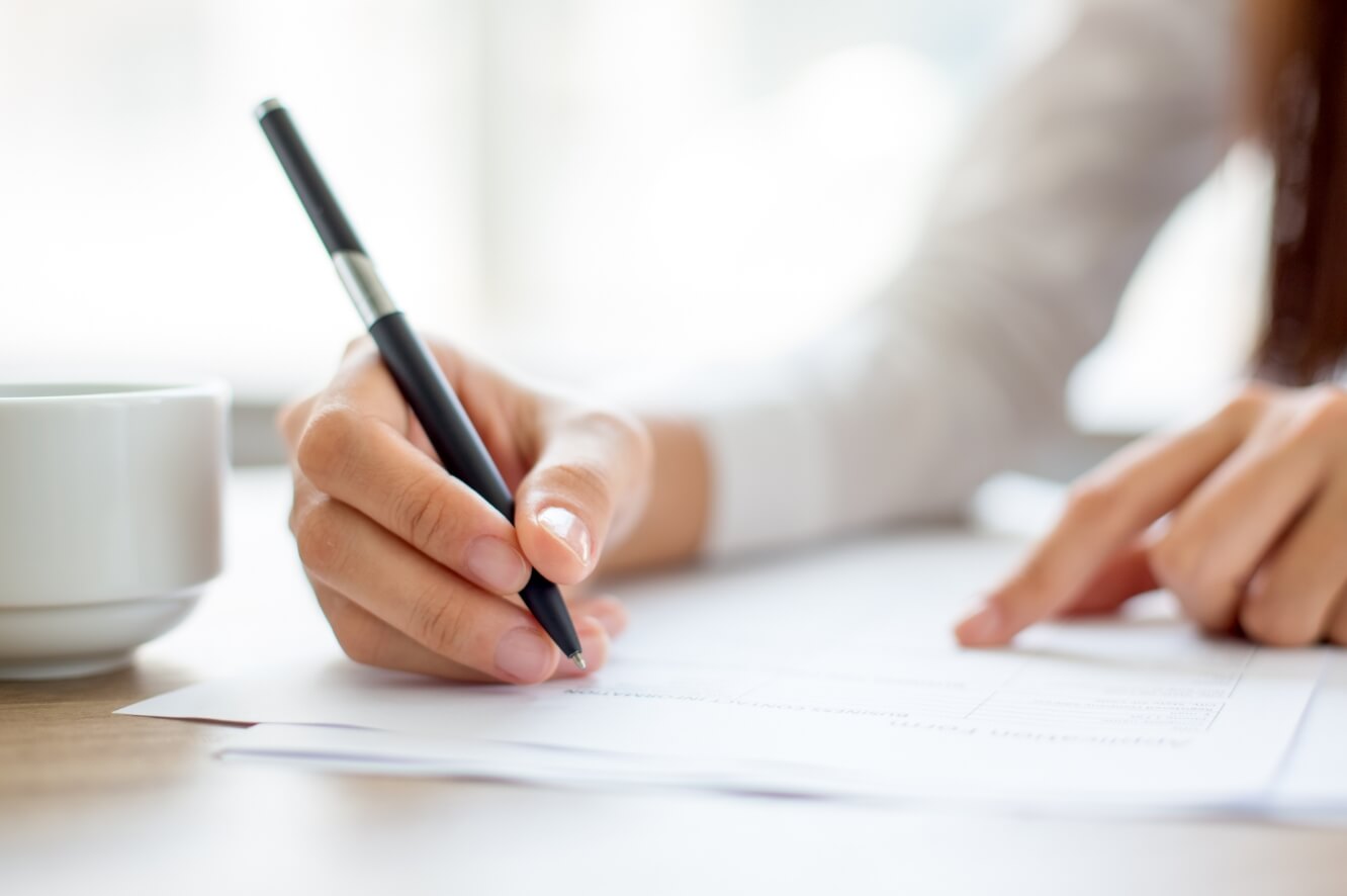 出願書類を書く手元