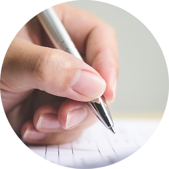 書類を書く手元