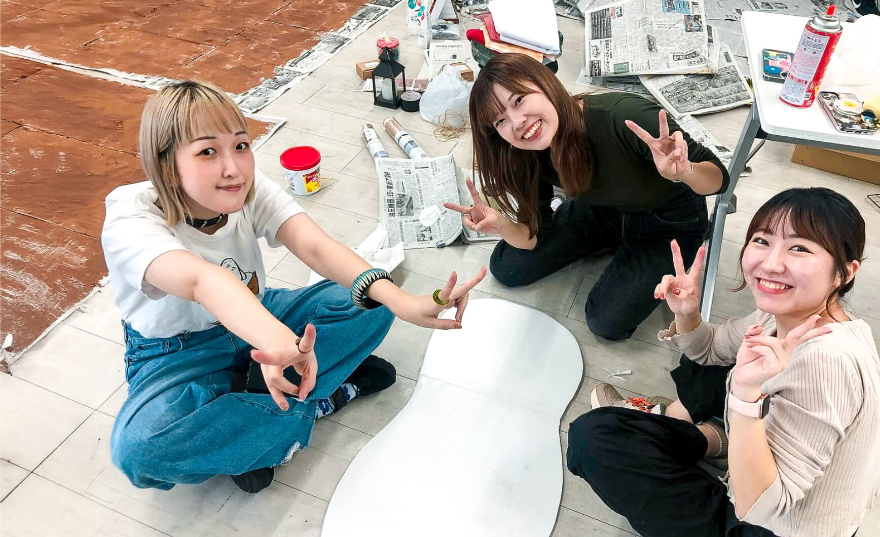 仲間と一緒に、楽しそうに作業する様子