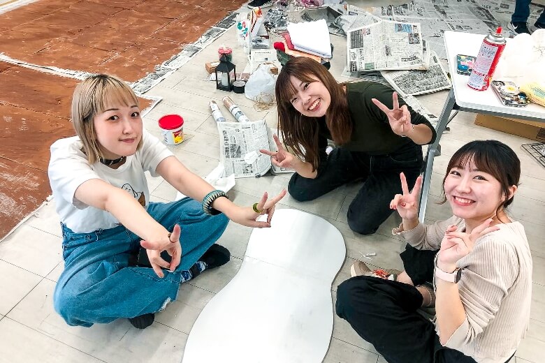 仲間と一緒に、楽しそうに作業する様子