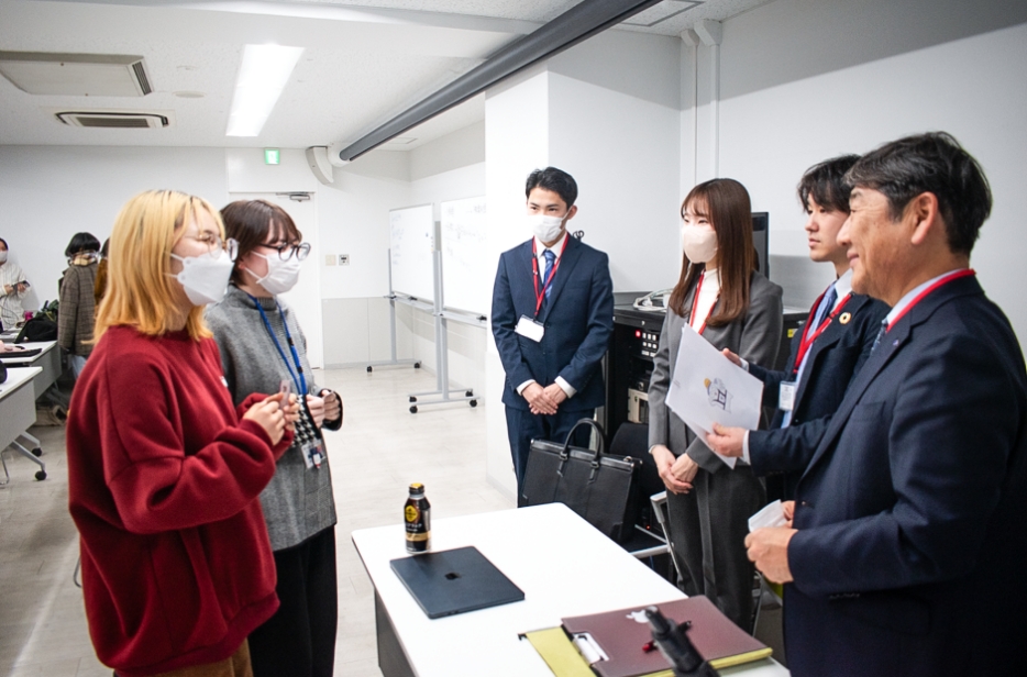 企業やブランドと連携した授業の風景
