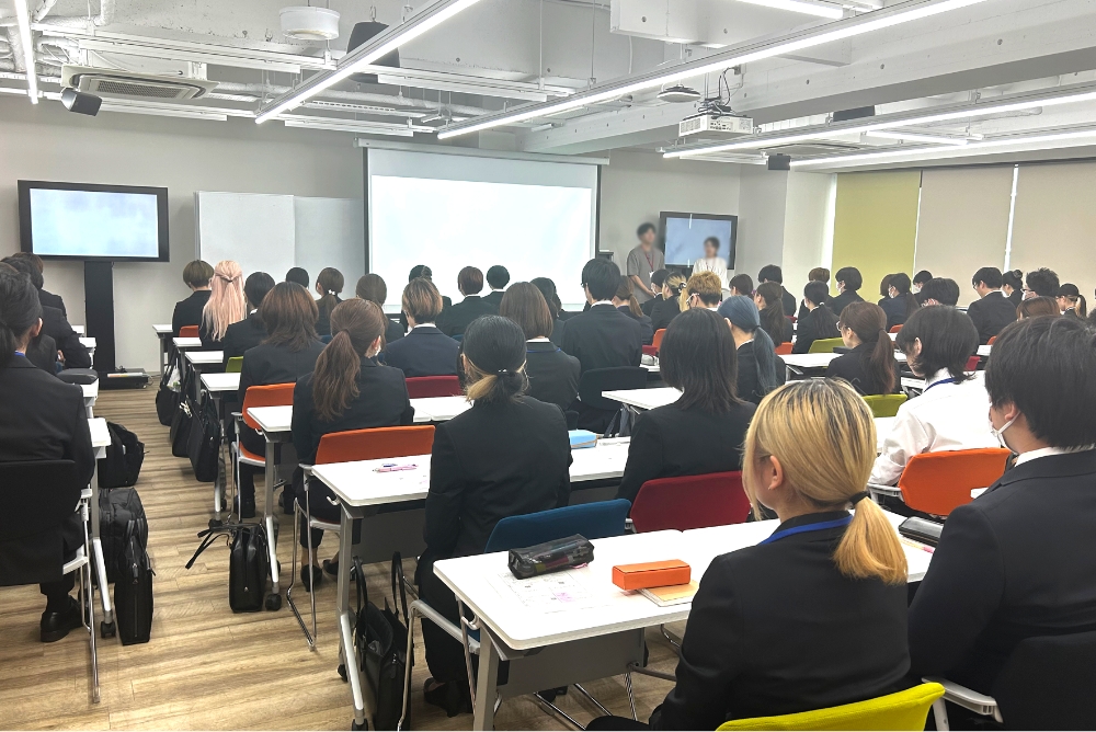 業界EXPOで企業の説明を聞く生徒たち