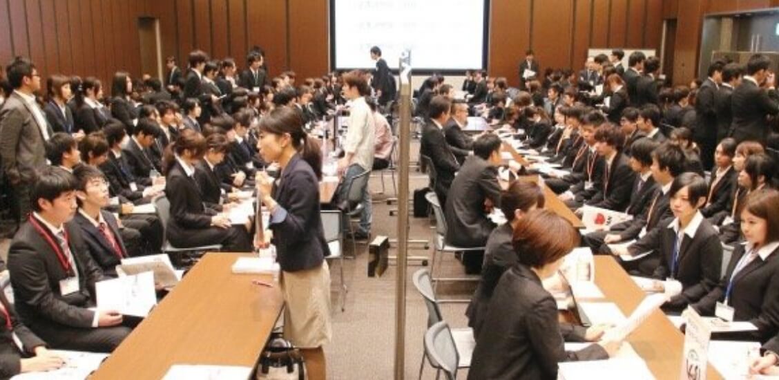 業界EXPOで企業の説明を聞く生徒たち