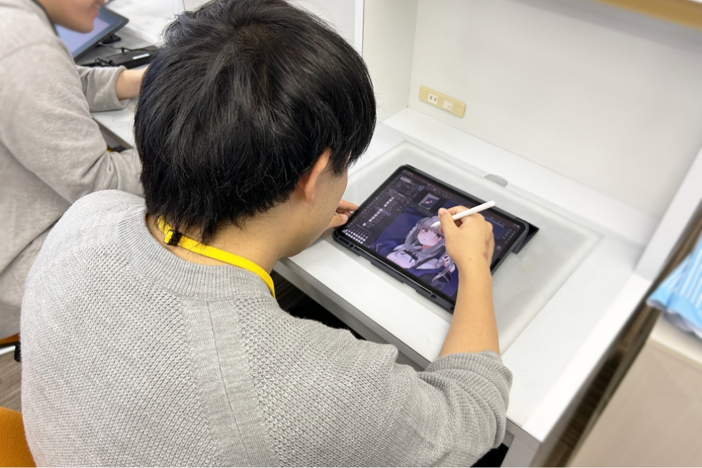 タブレットで絵を描いている生徒の様子