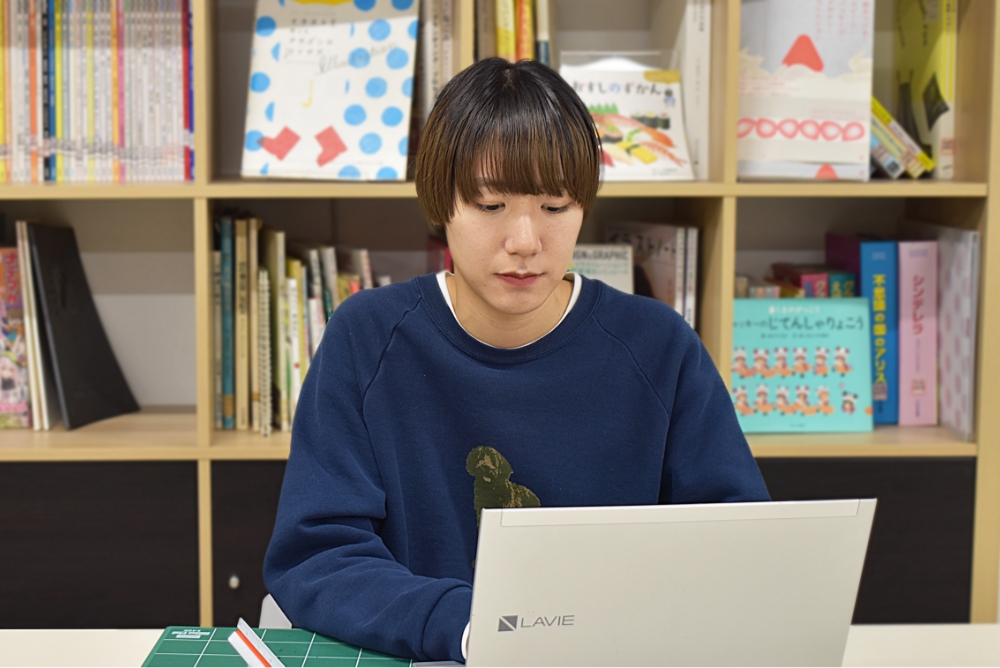 PCで課題をやっている生徒の様子